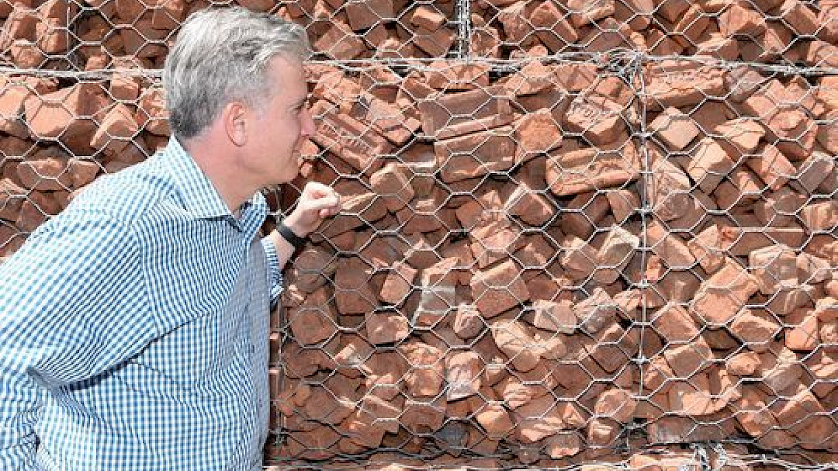 Bob Dylan, the Bardavon and bricks: Setting the stage