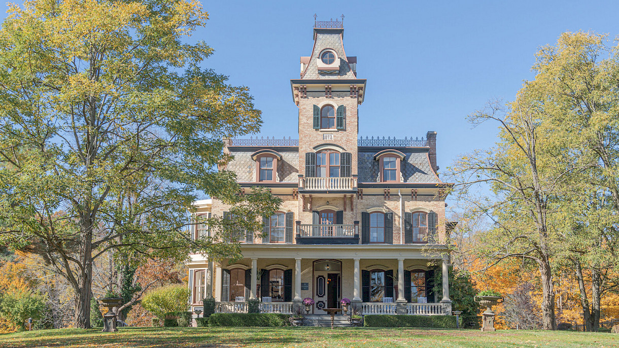 Exterior photo of Edgewood Mansion in Kingston, NY